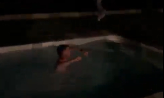 Video: Fan hoppede i poolen efter AC-ml